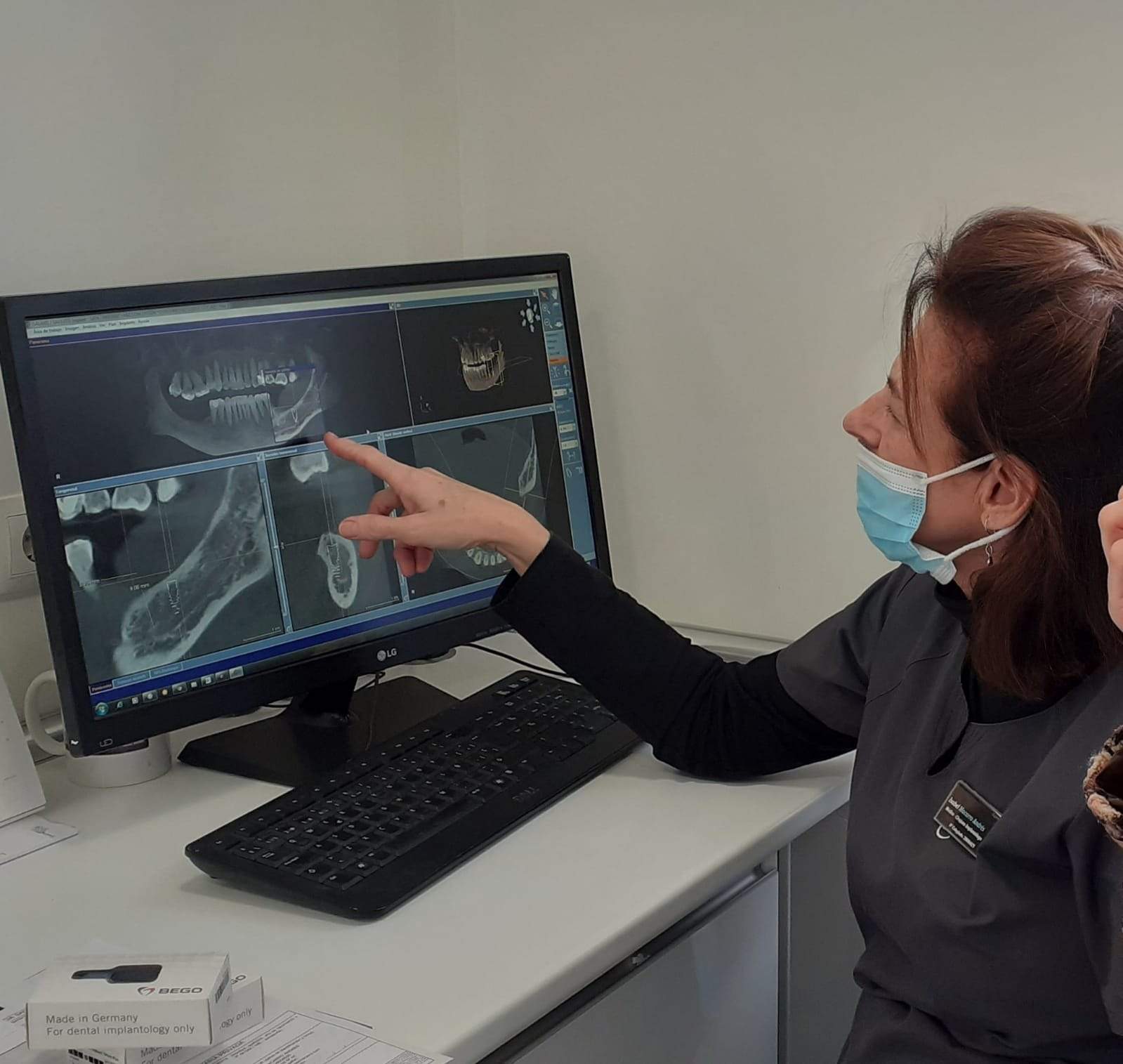 Doctora Macarro en Clínica Dental Duperier Macarro